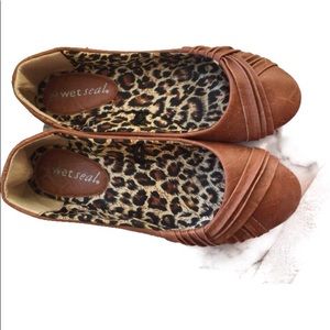 NWOT Cute Wet Seal cognac flats with braiding Sz 9